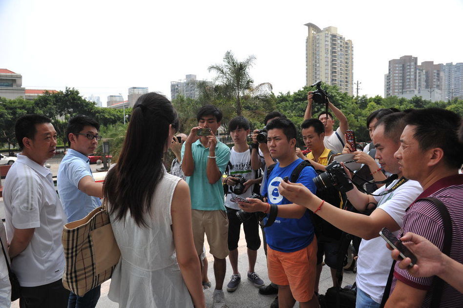 高清:女模宋雯雯照片误当赵红霞 现身庭外证清