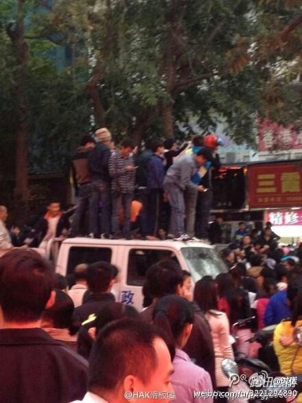 海口城管因打残疾人被围攻?局长回应称有人策