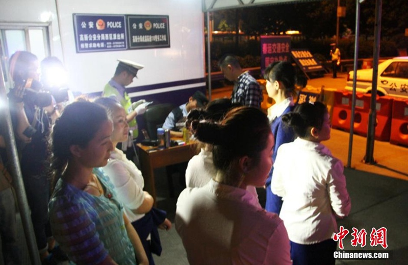 成都警方24小时荷枪实弹布控 开展为期两月反恐行动