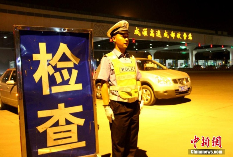 成都警方24小时荷枪实弹布控 开展为期两月反恐行动