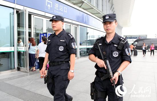 徐州铁路特警在徐州东站巡逻。