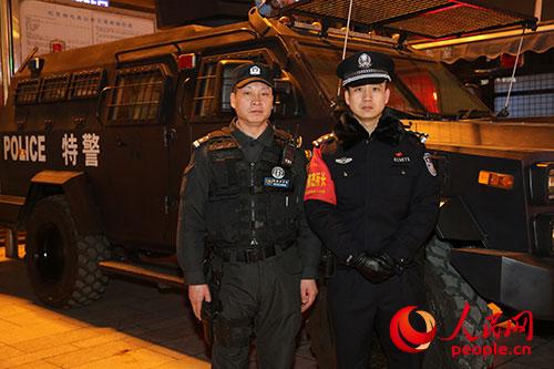 图为铁路特警和派出所民警在北京站广场执勤。（摄影王海蛟）