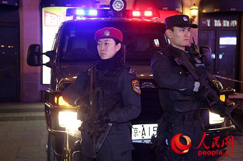 图为北京铁路公安处特警在北京站广场上执勤。（摄影王海蛟）