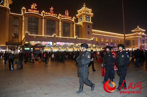 图为北京铁路公安处特警在北京站广场上武装巡逻。（摄影王海蛟）