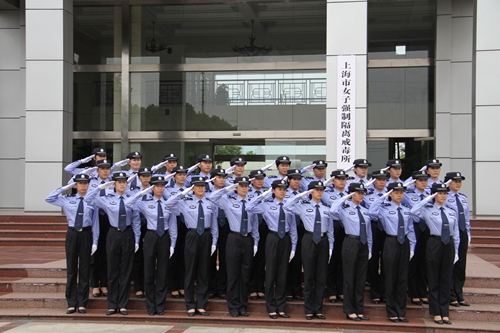 民警敬礼.