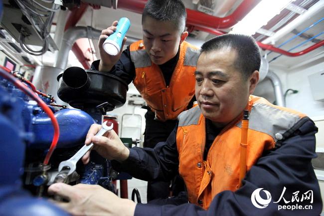中国海警某舰艇官兵正在机舱里检查机器运行情况。苏红锋 摄