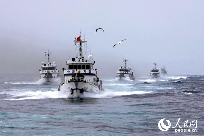 中国海警舰艇编队在某海域执勤巡逻。（资料图）