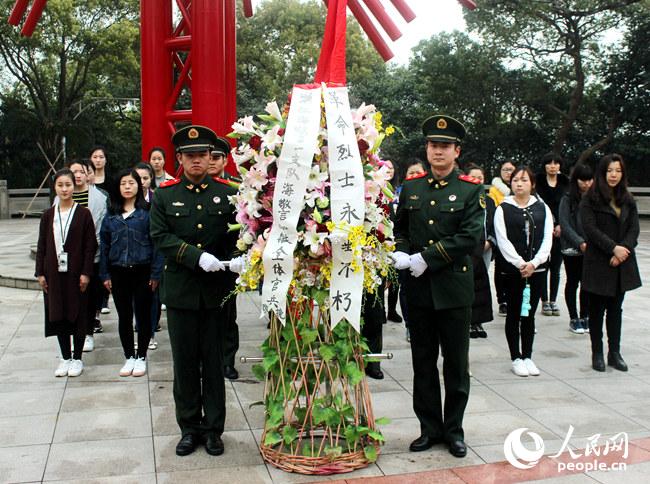 浙江海警官兵协同浙江电大学生向革命英烈敬献花篮