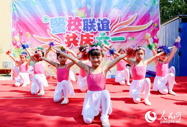 当红领巾碰上橄榄绿 警民 六一 共建笑开颜