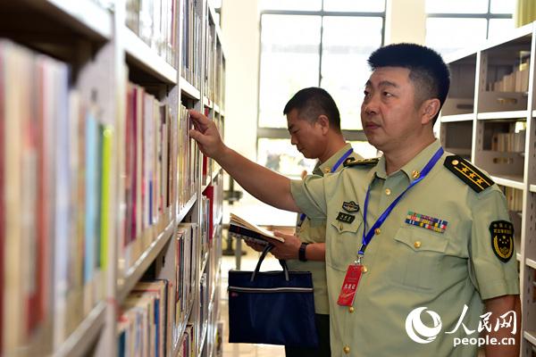 会议代表参观海南海警训练基图书阅览室建设