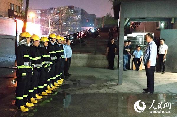 北京丰台消防对商市场微型消防站进行夜间拉动演练