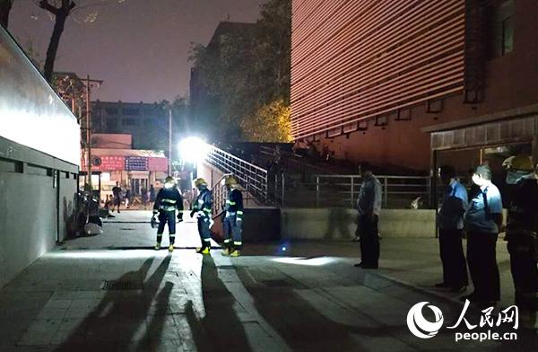 北京丰台消防对商市场微型消防站进行夜间拉动演练