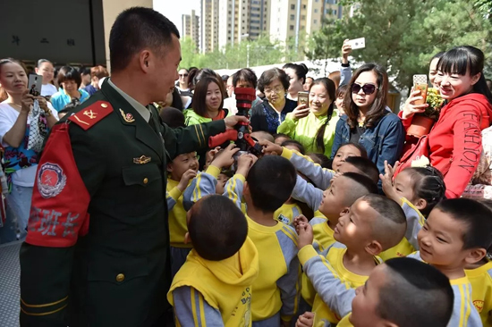 新疆消防总队举行消防“亲子游”活动