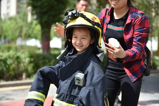 新疆消防总队举行消防“亲子游”活动