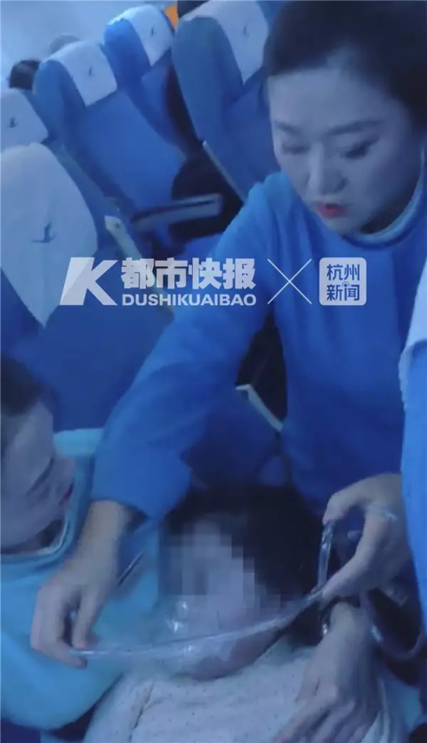 女童忽然发病航班紧急返航