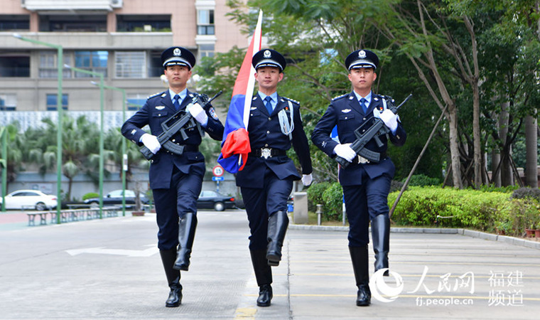 1月10日、福建省漳州市公安局は警察旗に向かって敬礼し、警察への入隊誓いを温め、集団で警察歌を歌うなどの活動を行い、初の「中国人民警察祭」を迎えた。