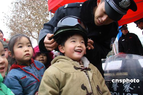 组图:郑州警方向市民展示警用装备