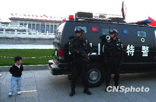 确保五一期间游客的安全。 <em>图片</em>:中新社发(摄