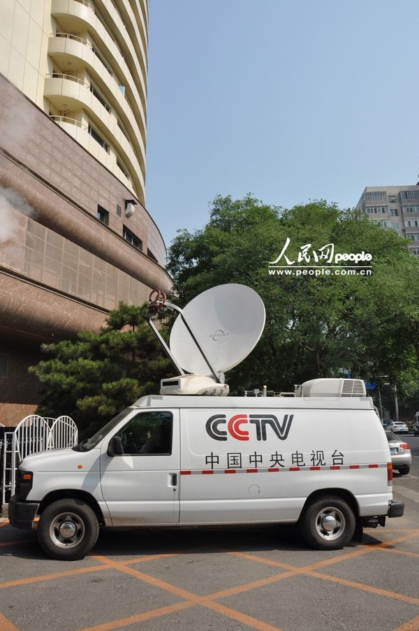组图:中央电视台派出卫星直播车采访(2)
