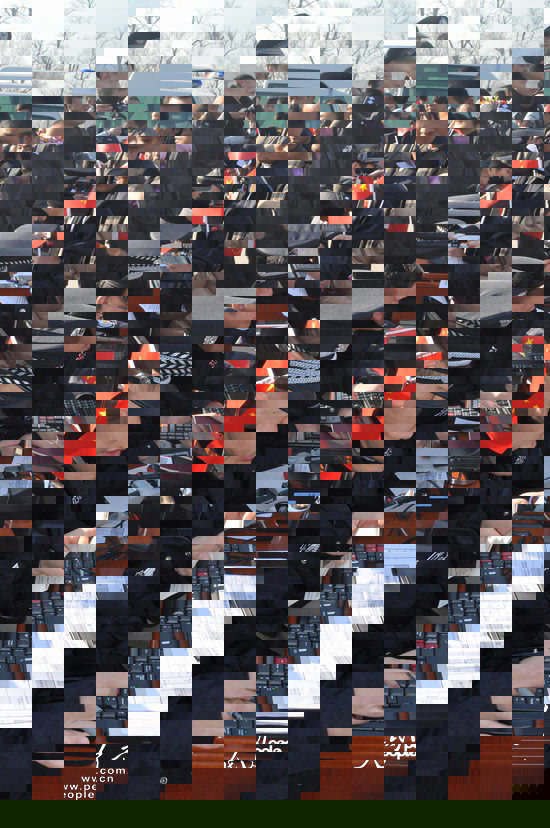 2011年3月4日上午,北京边检总站的民警在南苑机场临时执勤点,为自利比亚撤离回国人员办理入境手续。
摄影:人民网记者 杨铁虎