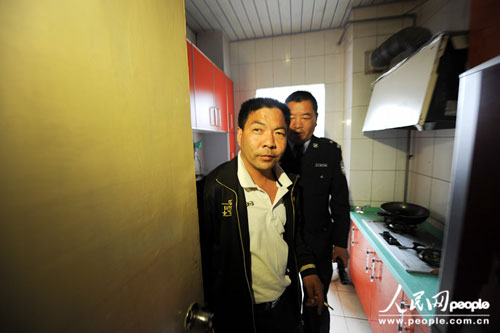 老赖 被拘传 亲朋围住警车喊 不放人就砸车 (2)